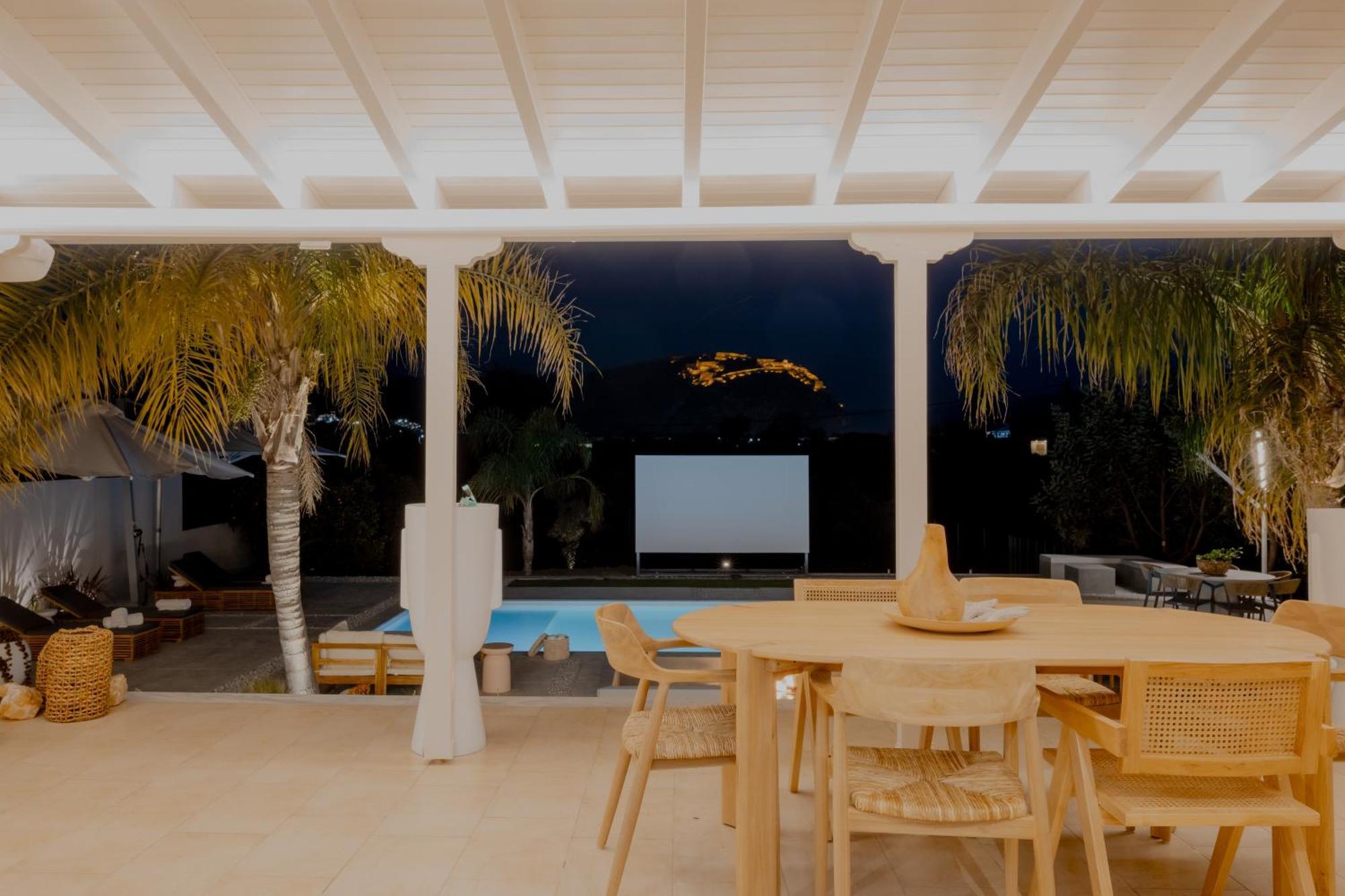 Villa Blue Topaz Poolside