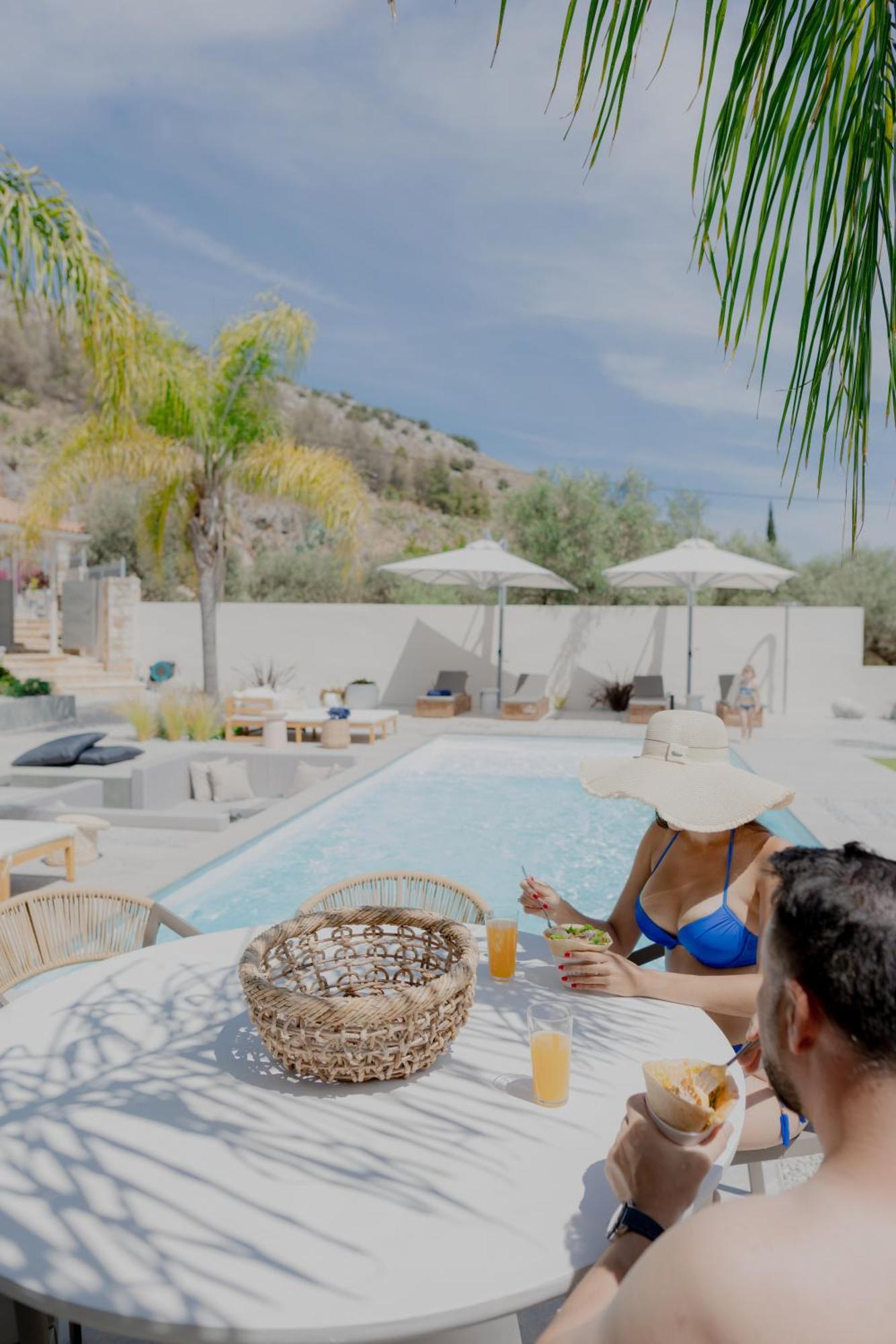 Villa Blue Topaz Poolside