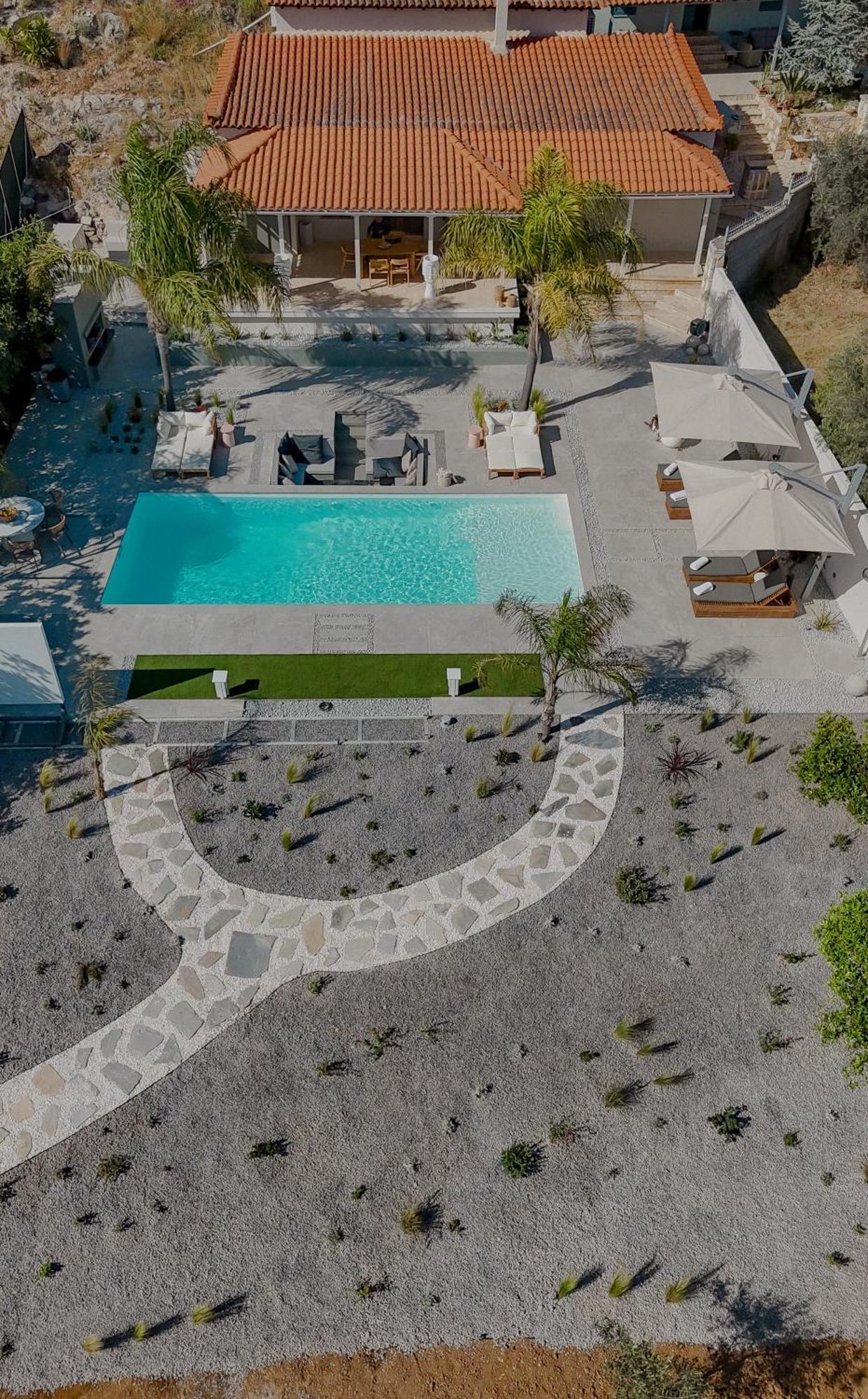 Blue Topaz Poolside Villa *